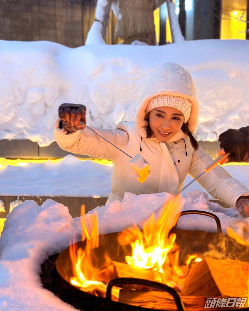 黎姿在雪地BBQ充滿少女味。